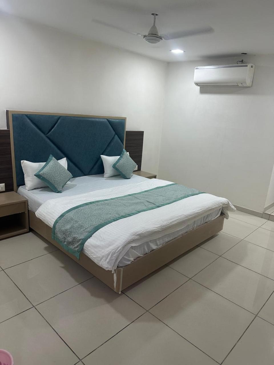 Hotel Nest View อาเมดาบัด ภายนอก รูปภาพ