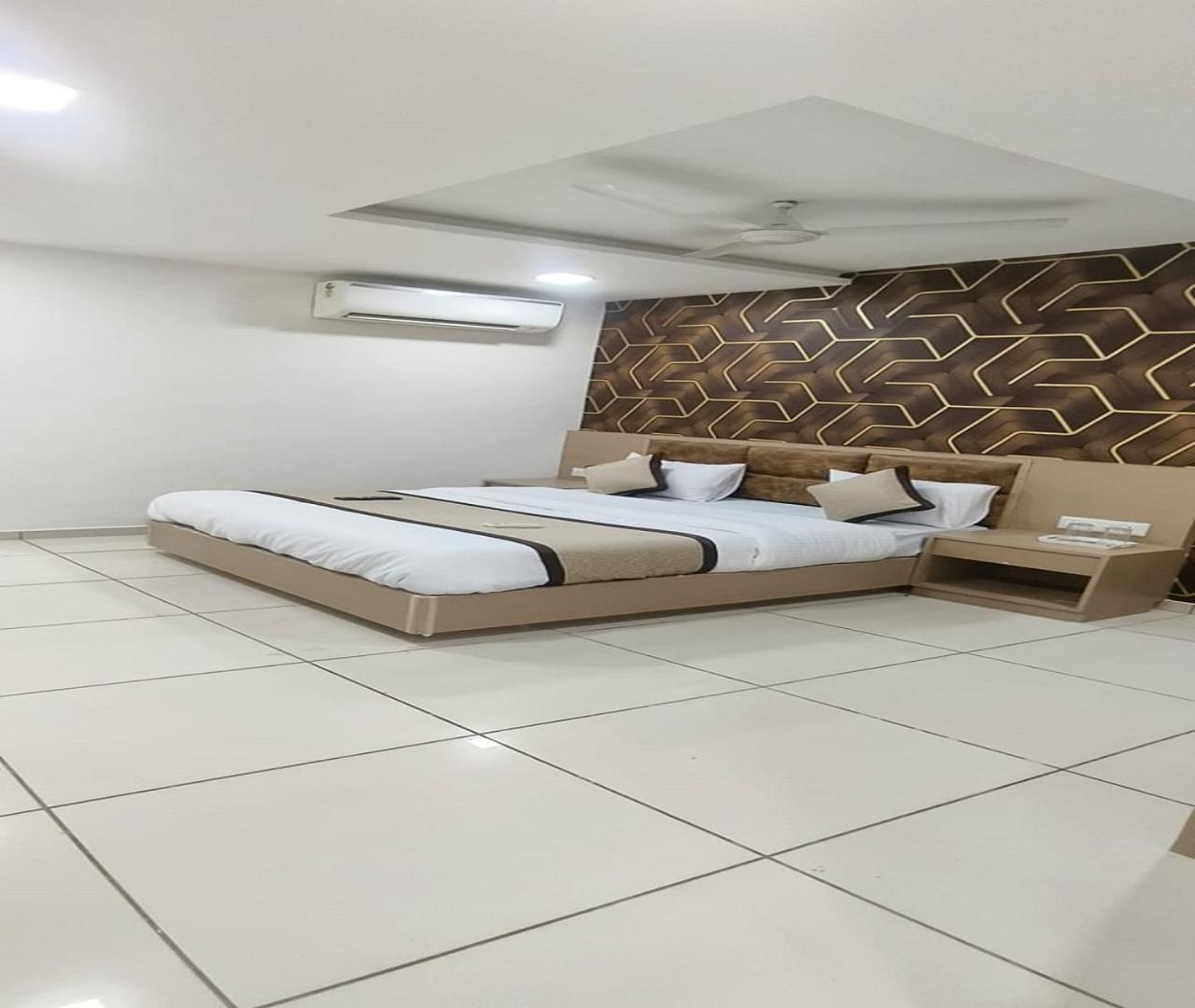 Hotel Nest View อาเมดาบัด ภายนอก รูปภาพ