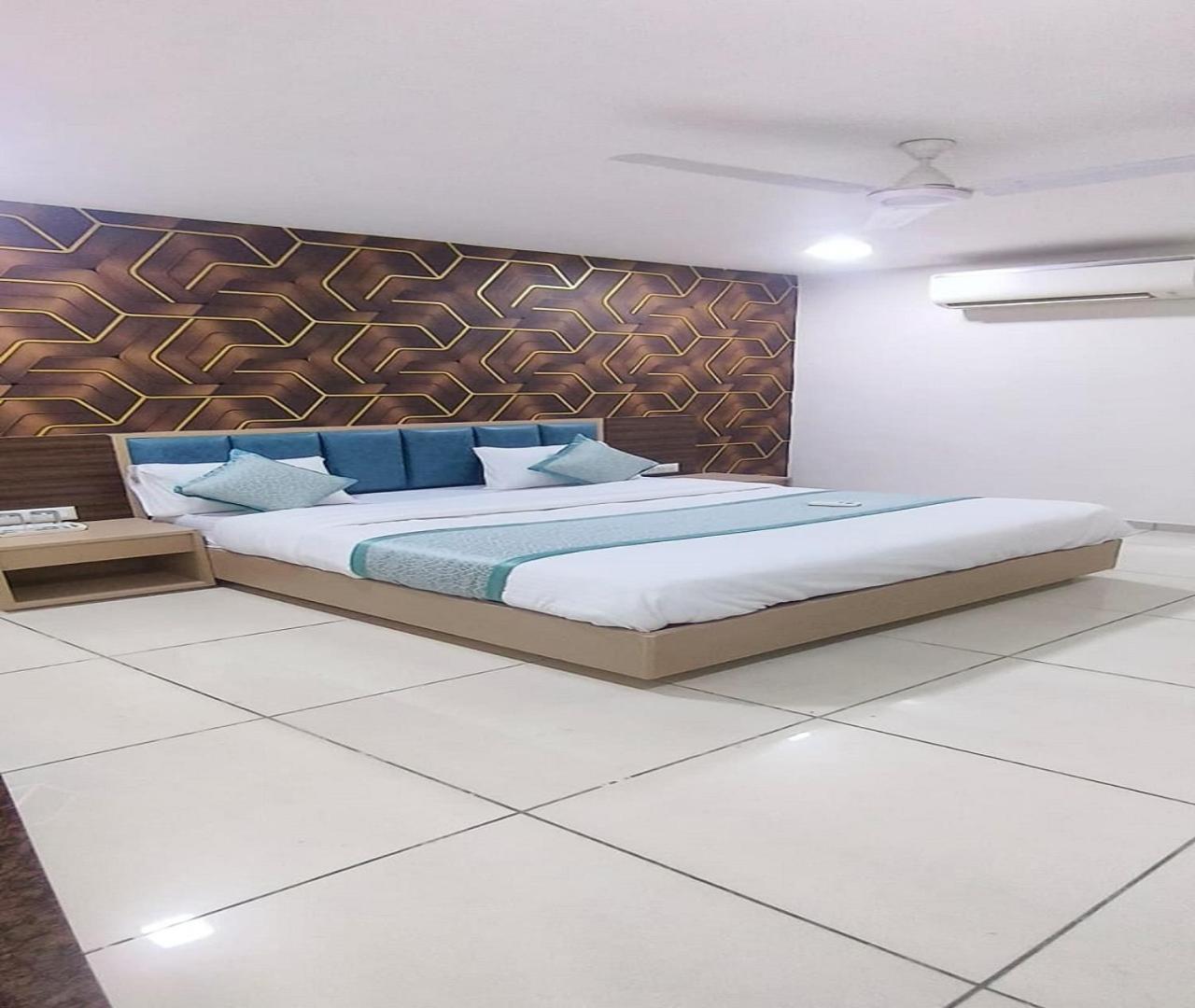 Hotel Nest View อาเมดาบัด ภายนอก รูปภาพ