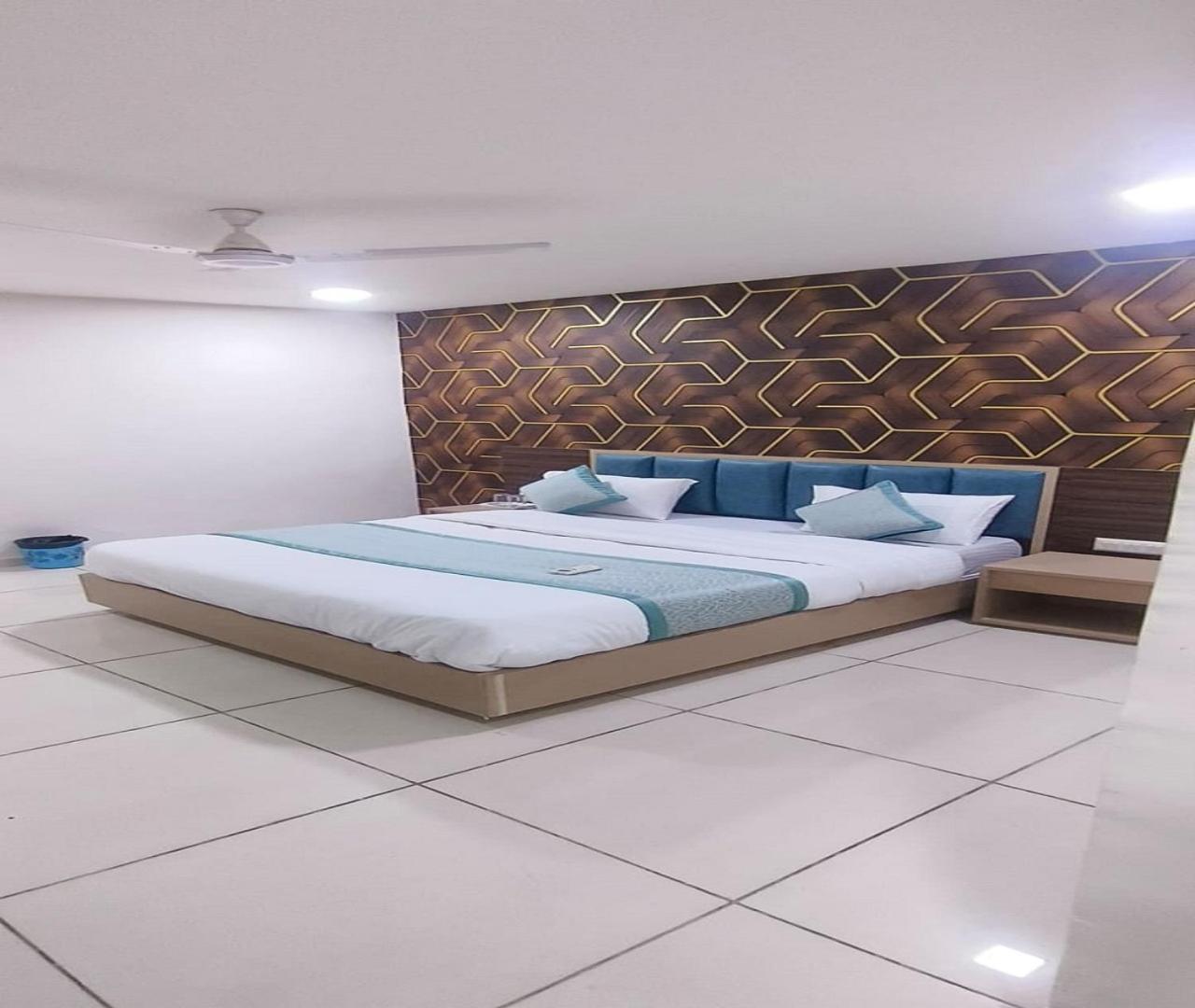 Hotel Nest View อาเมดาบัด ภายนอก รูปภาพ