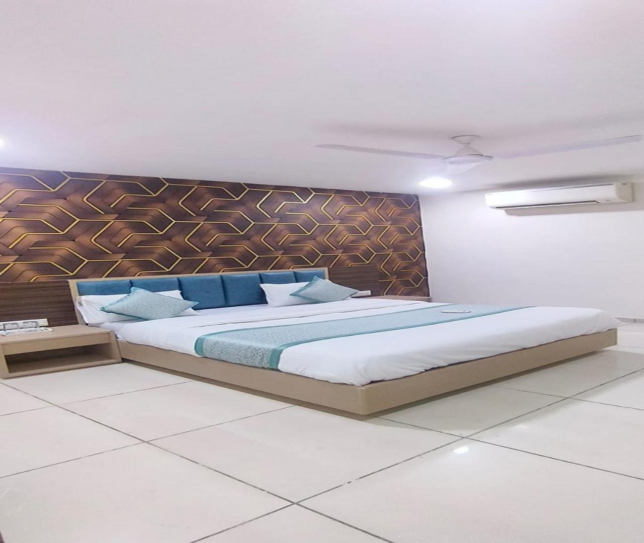 Hotel Nest View อาเมดาบัด ภายนอก รูปภาพ